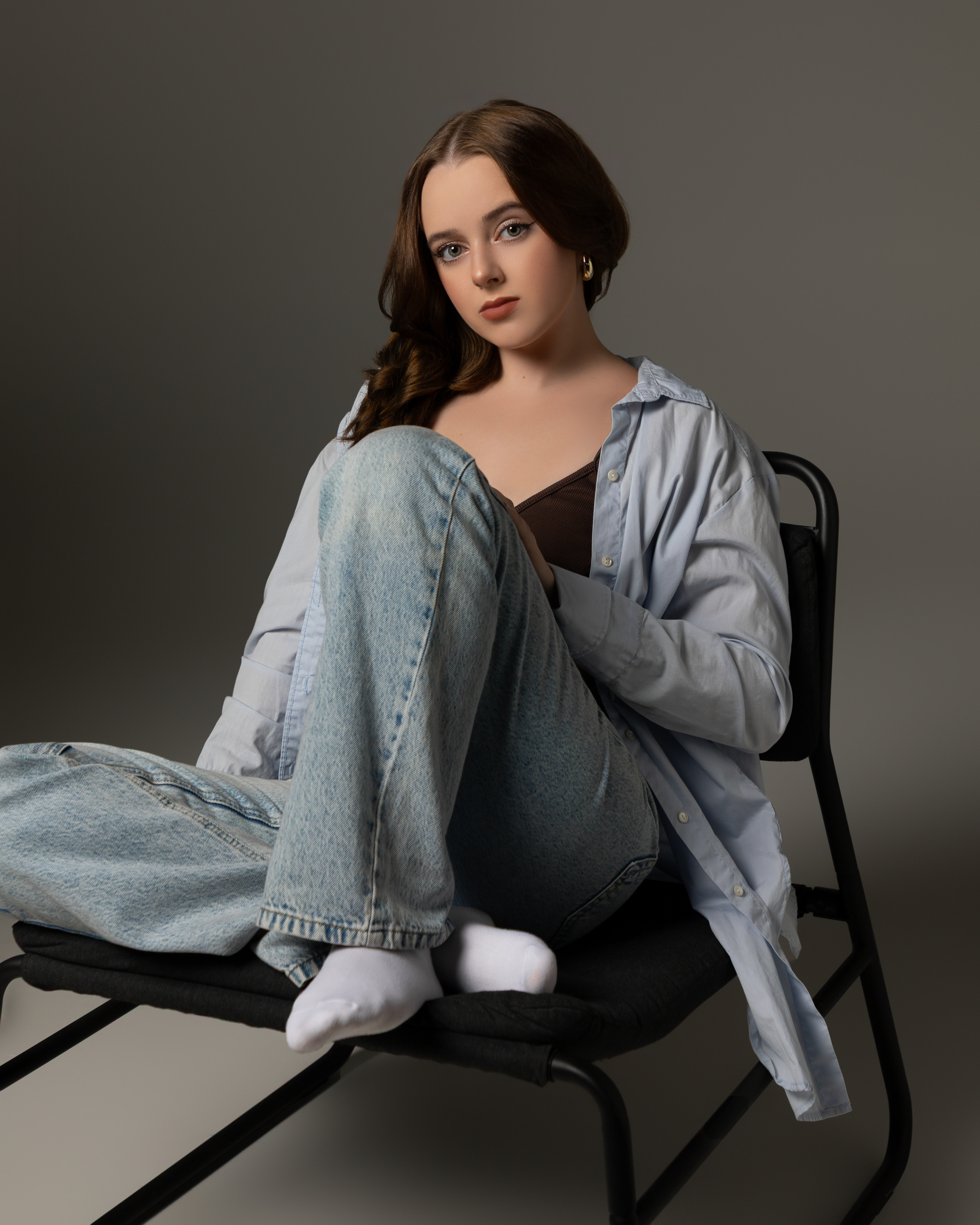 Studio portrait in a black jumpsuit, elegant style - photograph 15